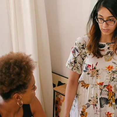 Duas Mulheres conversando em um laboratório